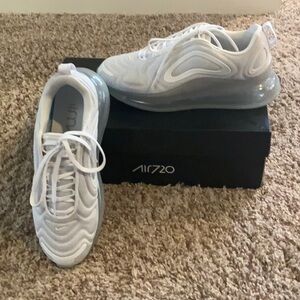 Nike Lifestyle Sneaker - Women’s W AIR MAX 720 - Size 7🏃‍♀️